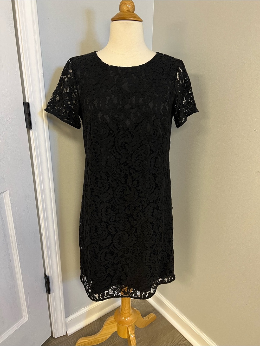 Ann Taylor Black Lace Dress Short Sleeve Cocktail Holiday Classic Size 2 Petite